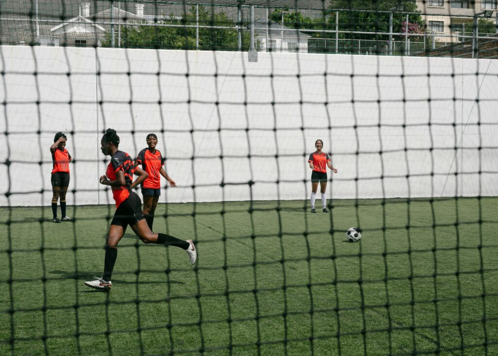fille jouant au football