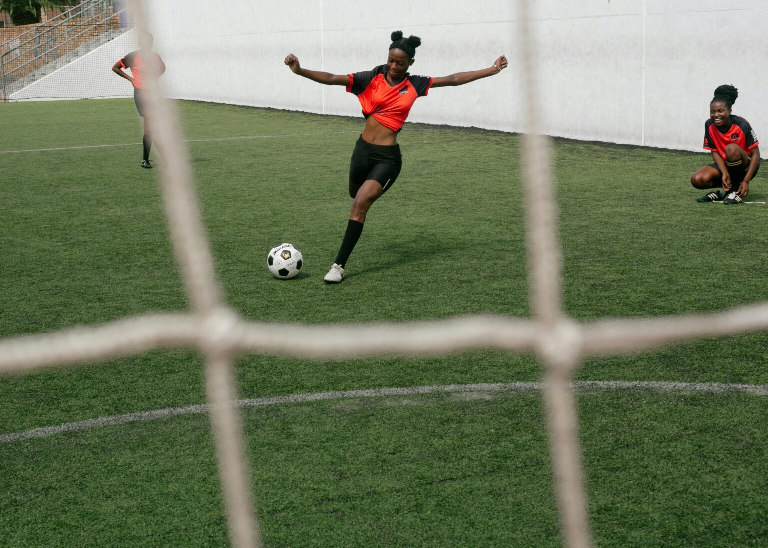fille jouant au football